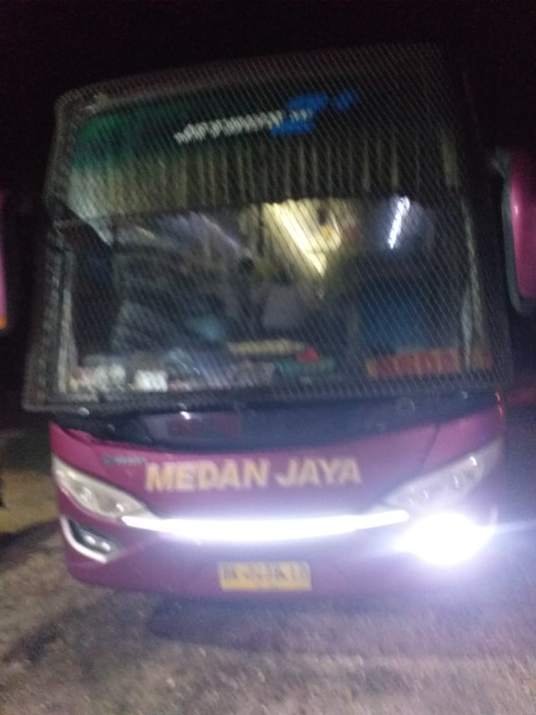 PEMUDIK PESAWAT TAK TERKANGKAU NAIK BIS
