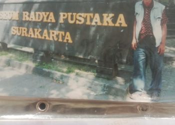SANG DWI WARNA.