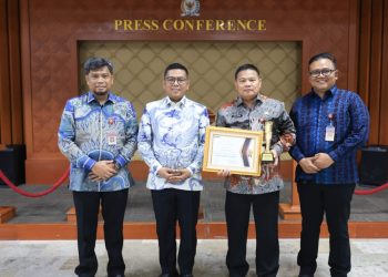 ANDRA SONI RAIH PENGHARGAAN PEDULI PENDIDIKAN