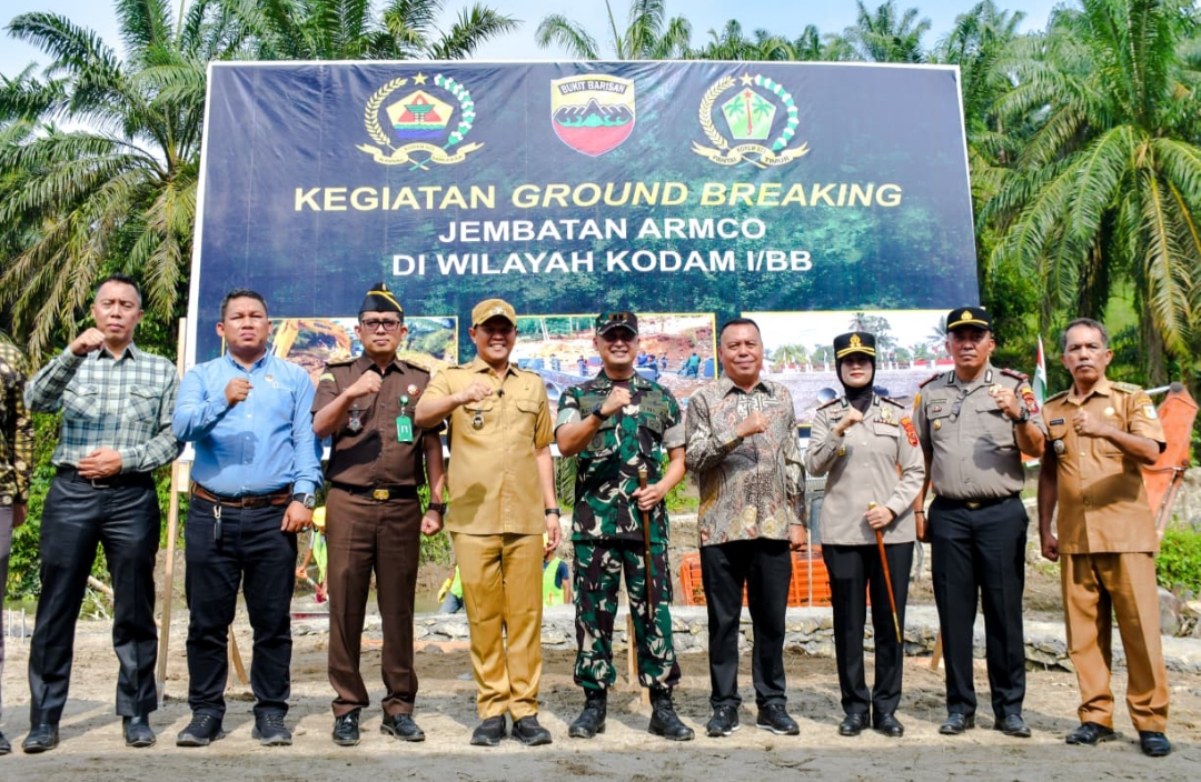 PEMKAB SERGAI DAN KODIM 0204 DELI SERDANG KERJASAMA BANGUN JEMBATAN DI DESA KORAJIM